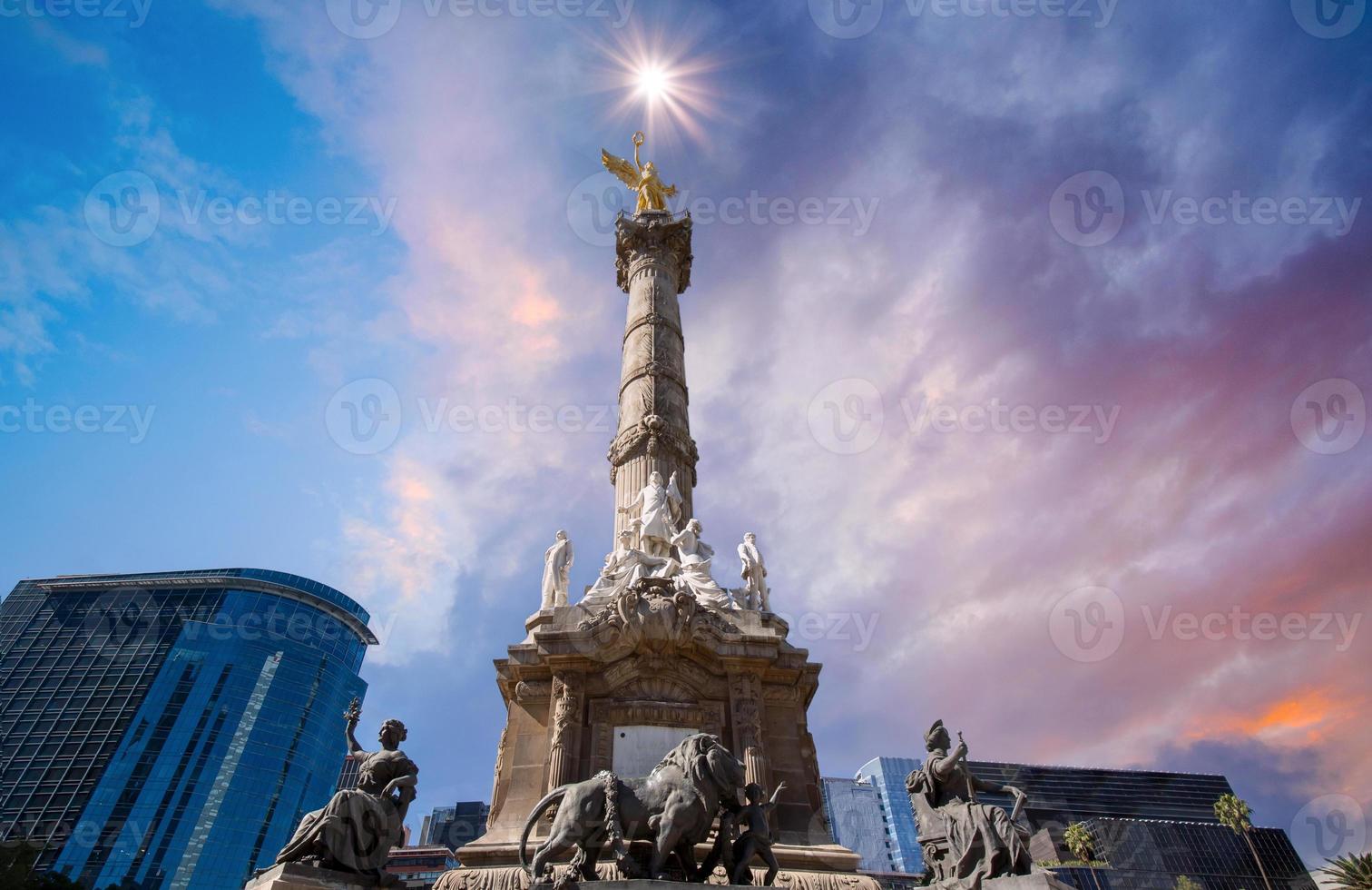 una delle principali attrazioni turistiche della città del messico colonna dell'angelo dell'indipendenza situata vicino al centro finanziario e al centro storico della città el zocalo foto