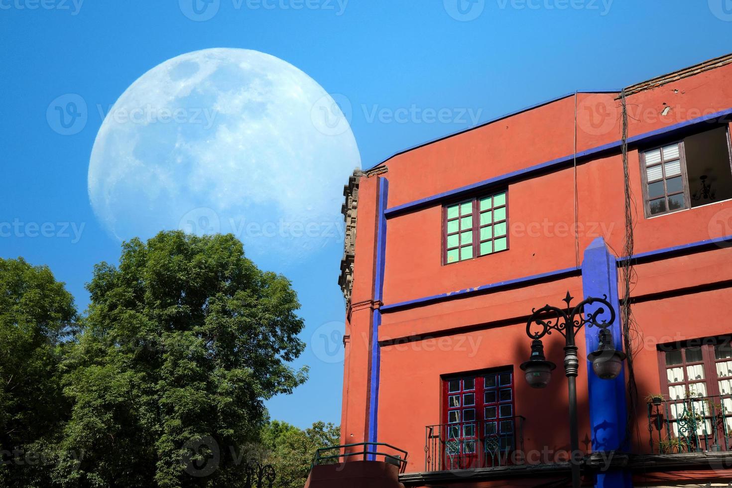 messico, belle strade coloniali e colorate di coyoacan vicino a città del messico foto