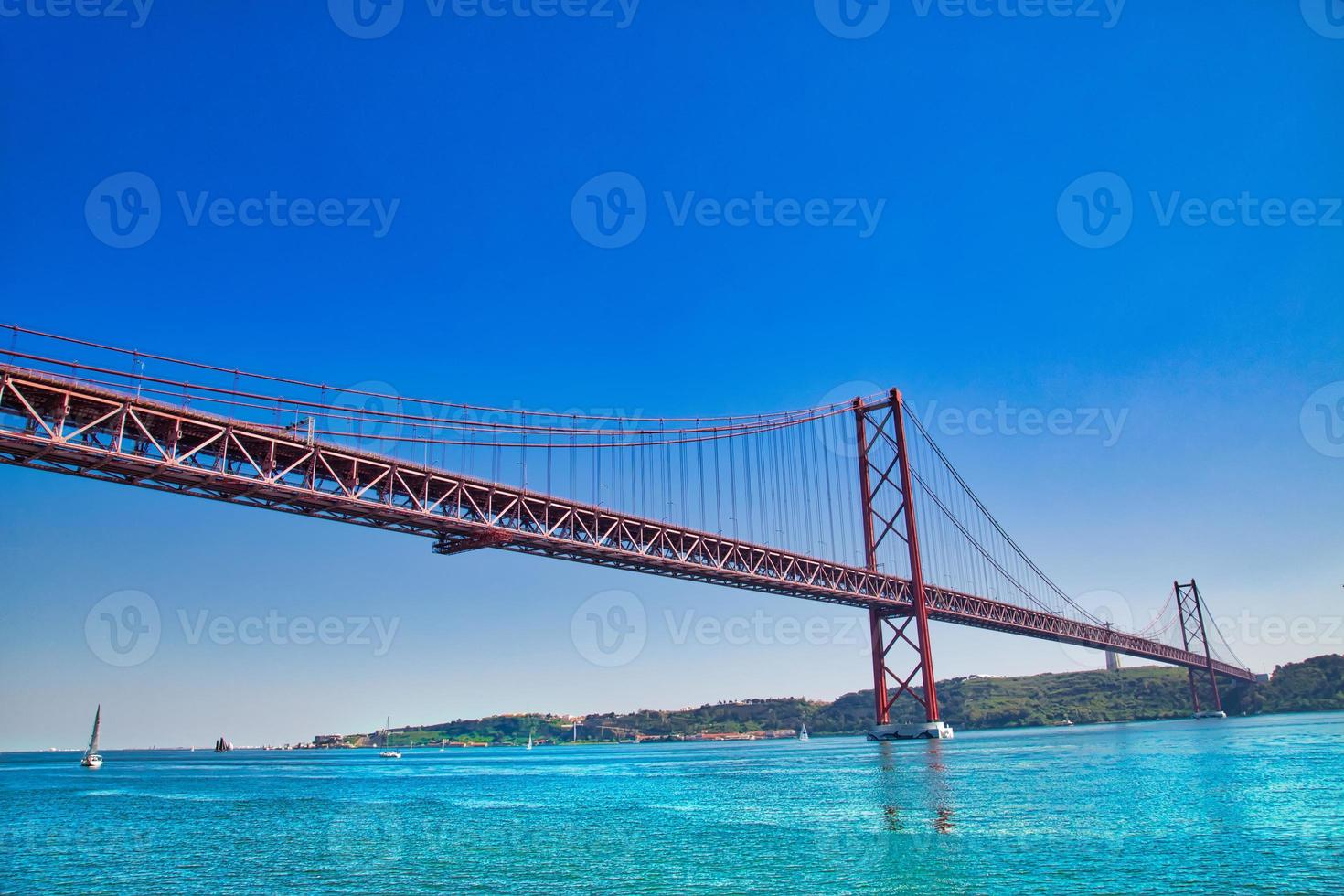 lisbona, portogallo, 25 aprile ponte sul fiume tago foto