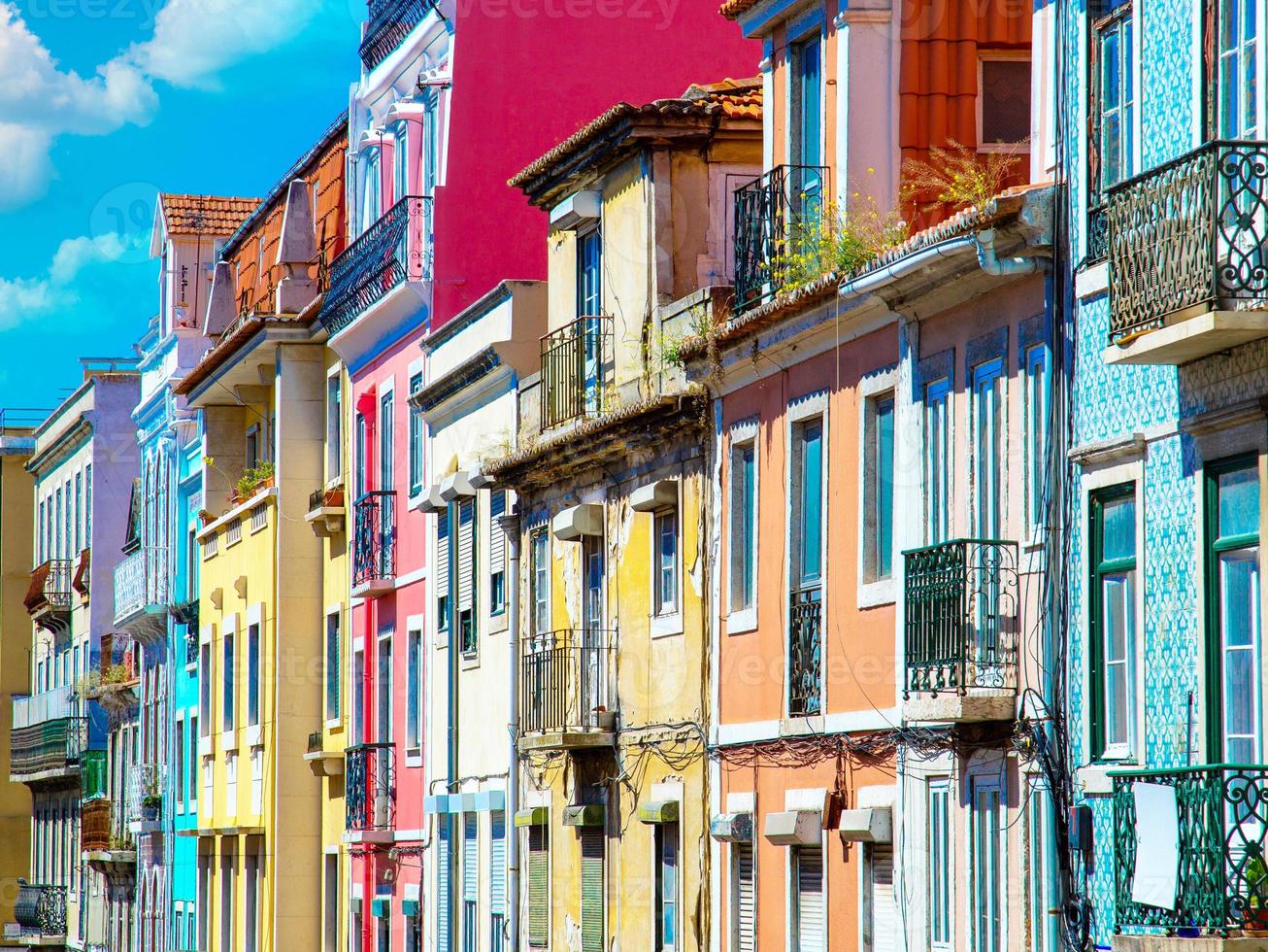 edifici colorati del centro storico di lisbona vicino a piazza rossio foto
