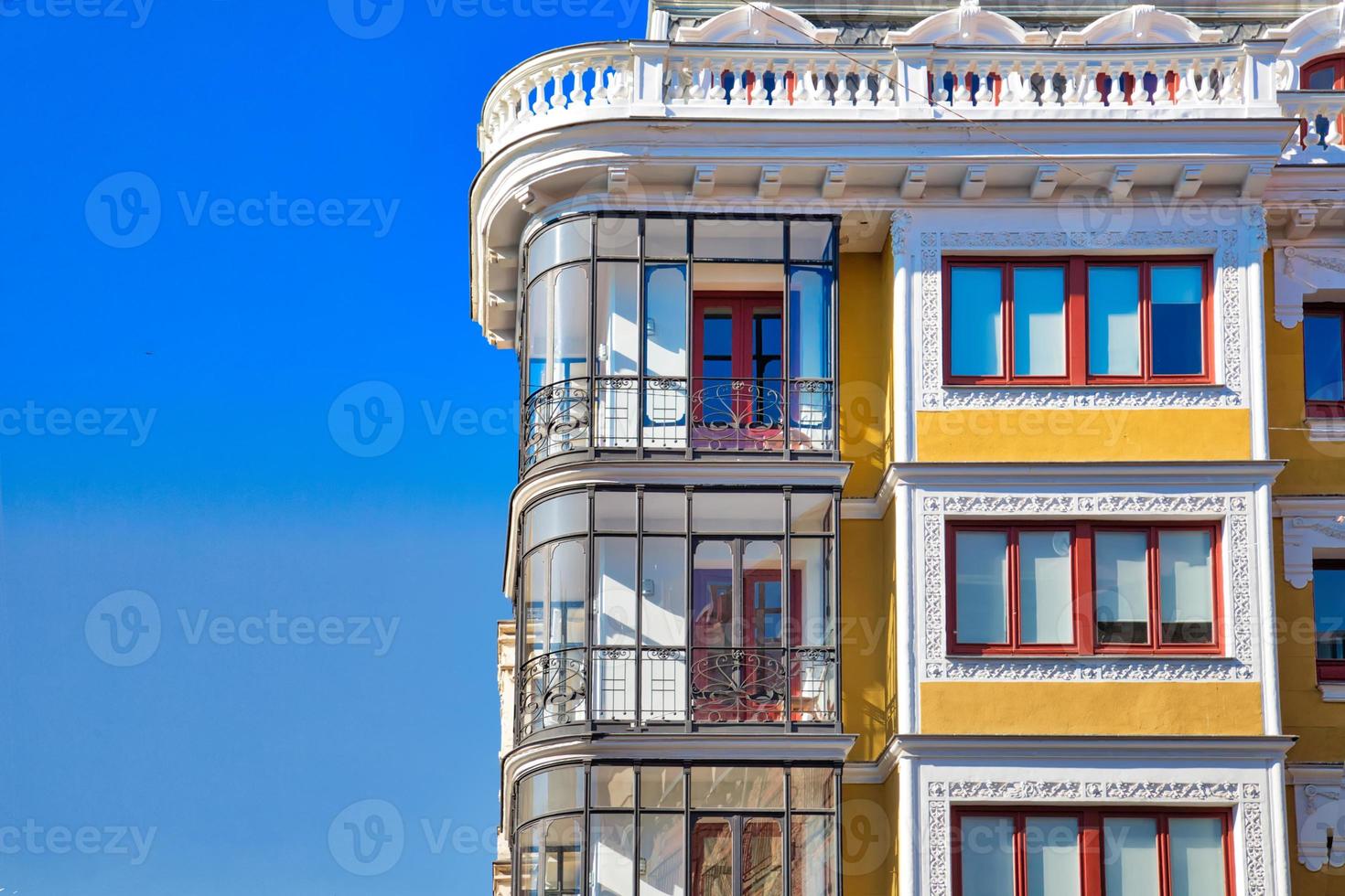 strade strette di madrid nel centro storico della città foto