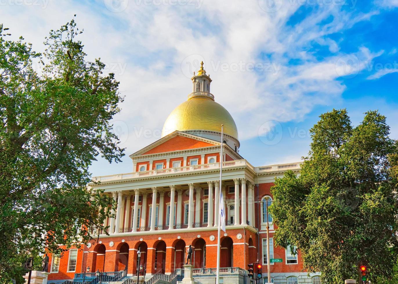 Massachusetts State House, un'attrazione storica visitata frequentemente da numerosi turisti foto