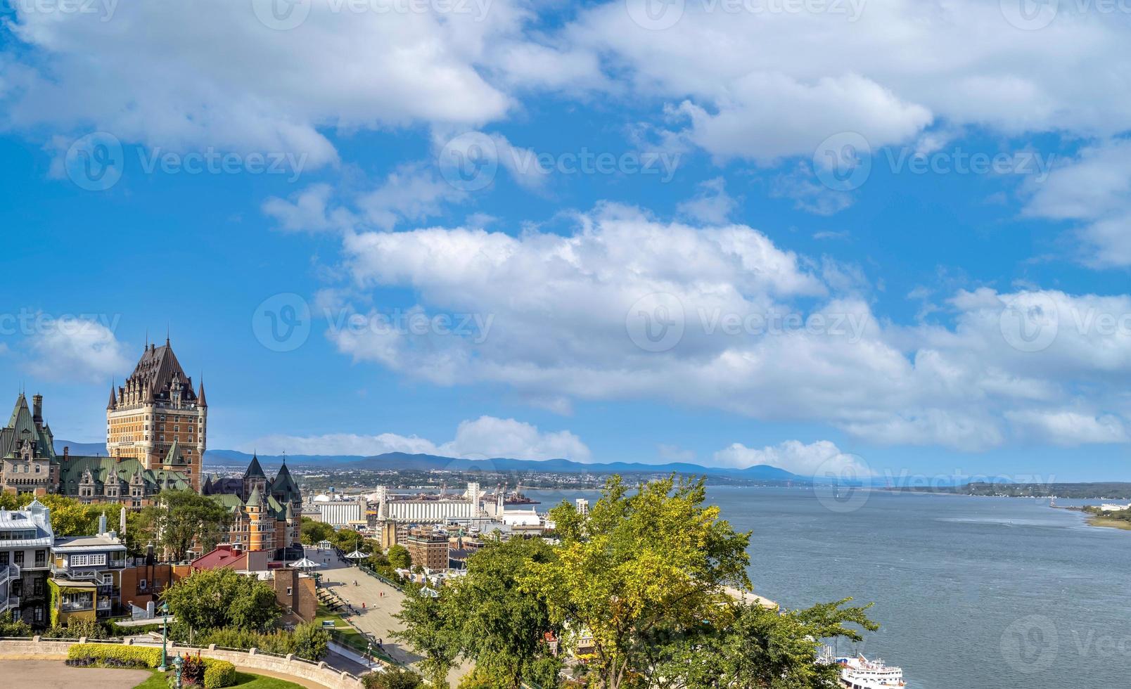 vista panoramica di chateau frontenac nel centro storico di quebec situato sulla passeggiata della terrazza dufferin con viste panoramiche e paesaggi del fiume san lorenzo, della città alta e del porto vecchio foto