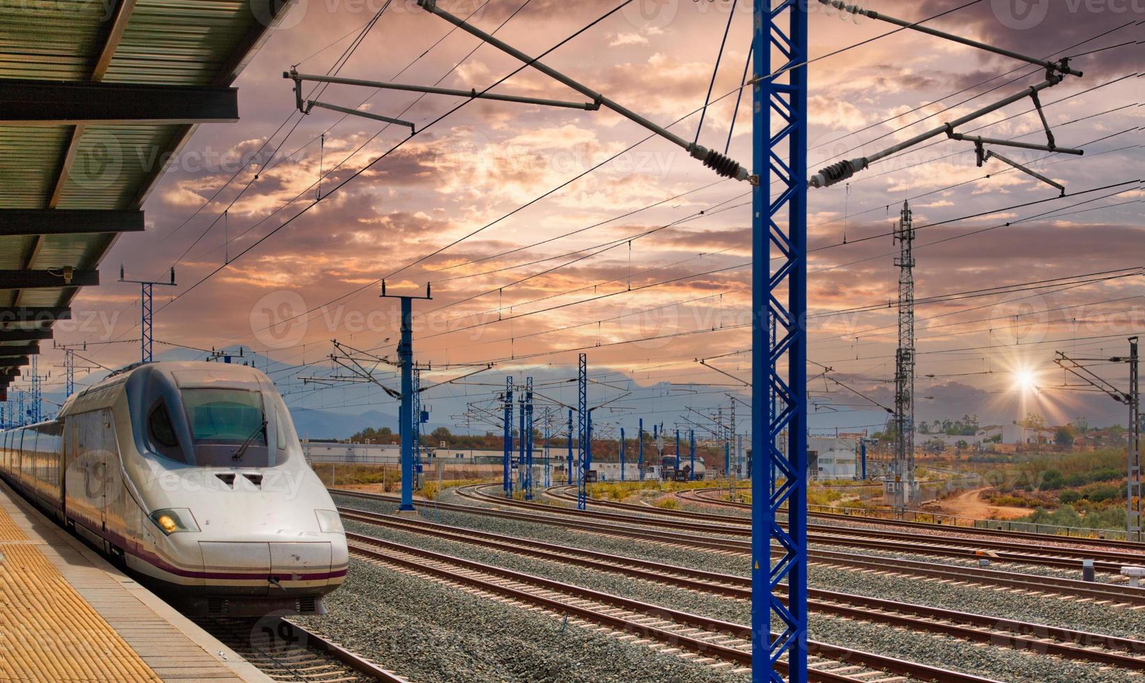 spagna, stazione ferroviaria di antequera che serve destinazioni andaluse di riferimento. foto