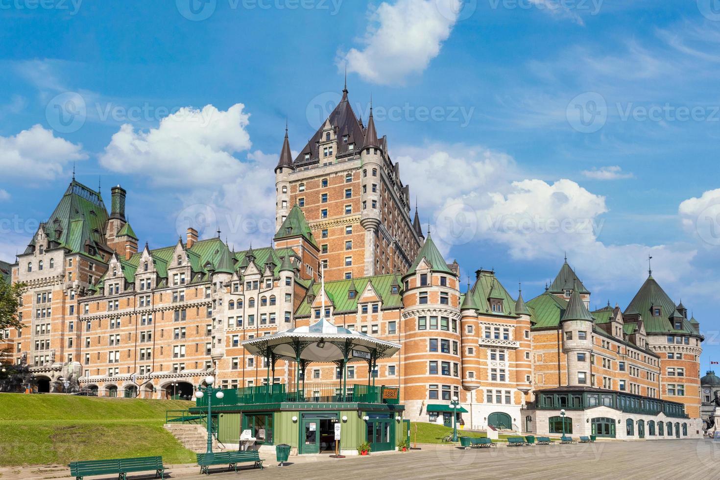 canada, chateau frontenac nel centro storico di quebec con vista panoramica sul fiume san lorenzo foto