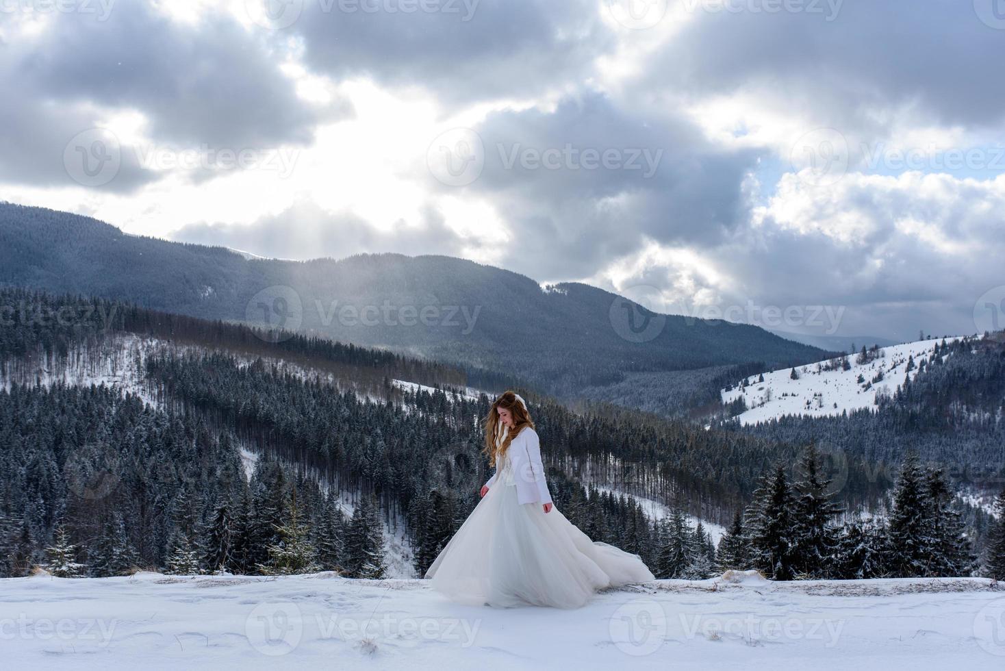 lo sposo conduce la sua sposa per mano a un vecchio faggio solitario. matrimonio invernale. posto per un logo. foto