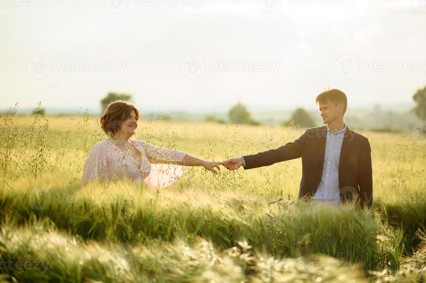 famiglia felice nel campo foto