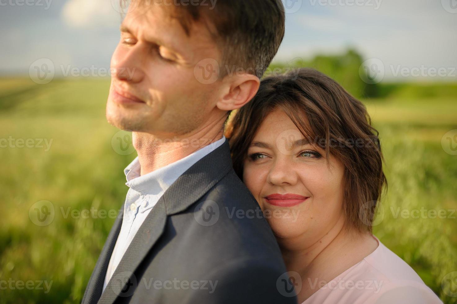 famiglia felice nel campo foto