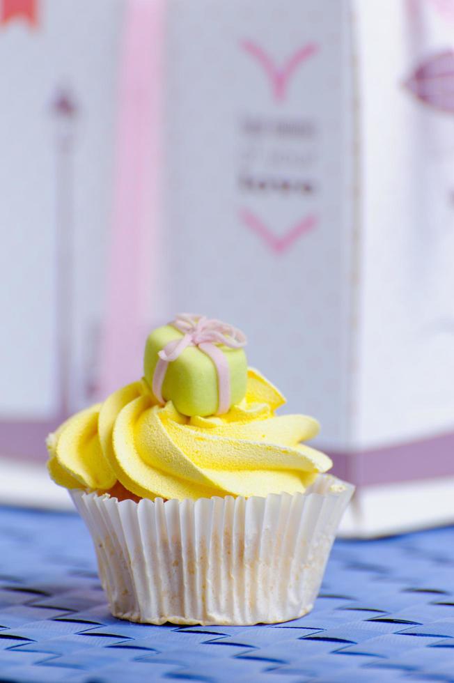 molti cupcake si trovano con le decorazioni sulla testa foto