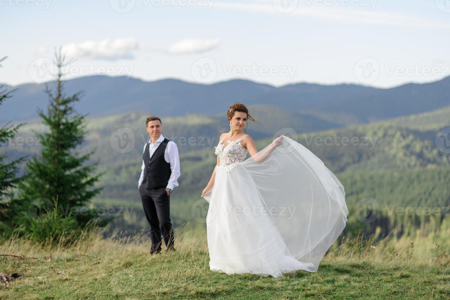 fotografia di matrimonio in montagna. gli sposi si abbracciano forte. foto