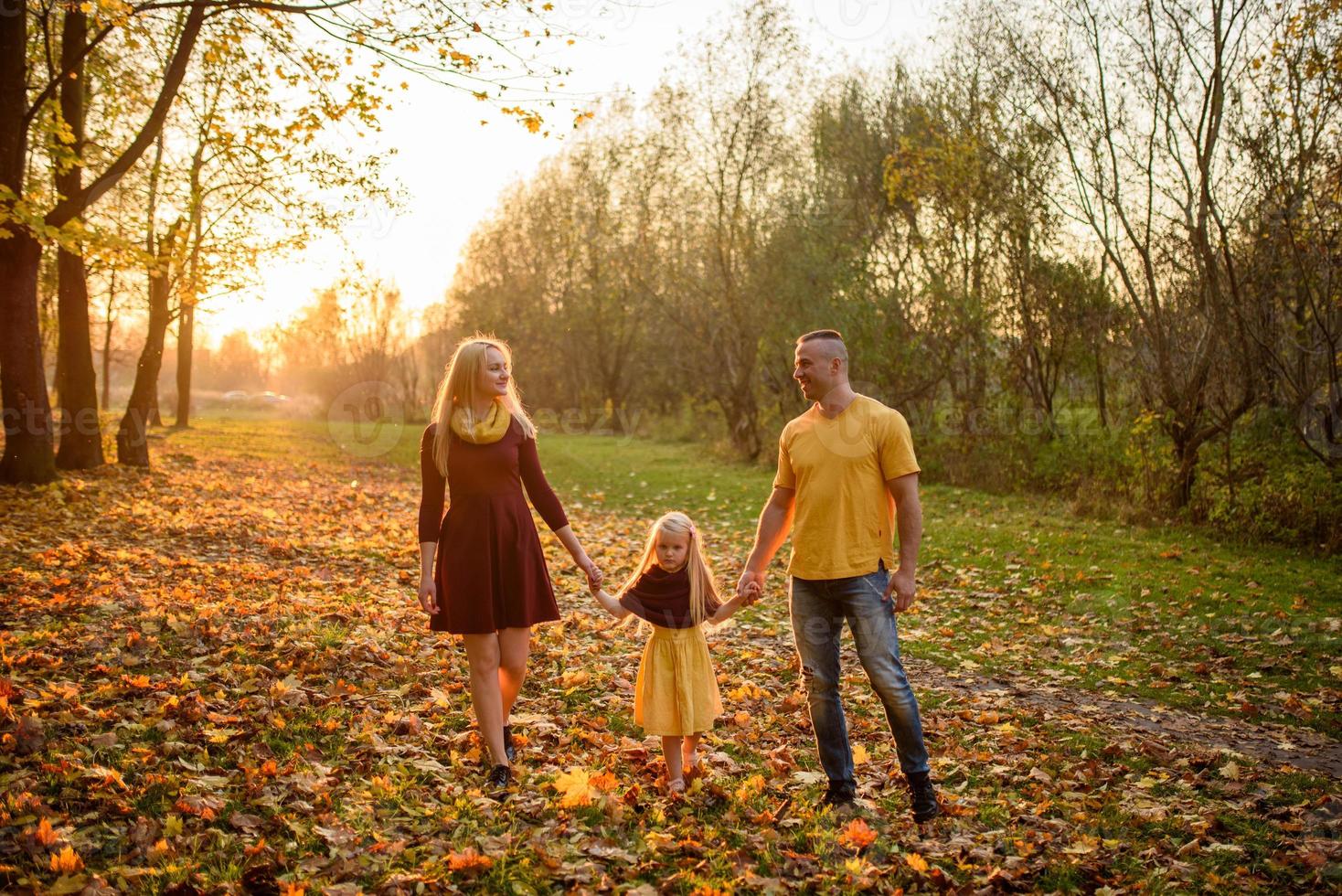 padre, figlia e madre che camminano all'aperto. famiglia felice. foto