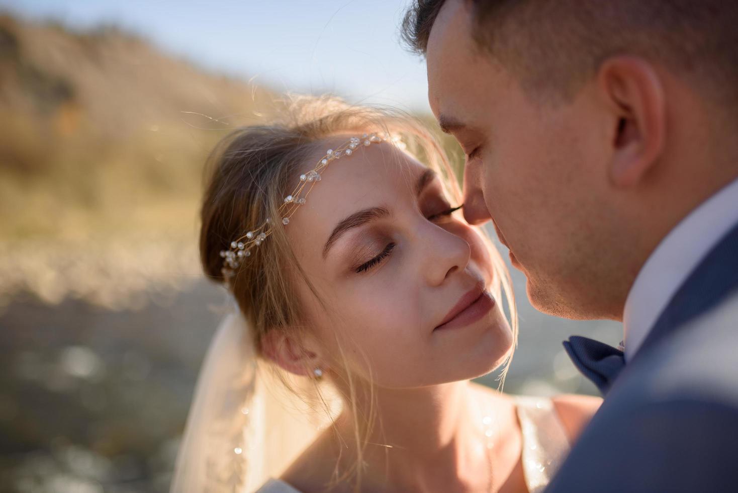 ritratto ravvicinato degli sposi un momento prima del bacio. foto