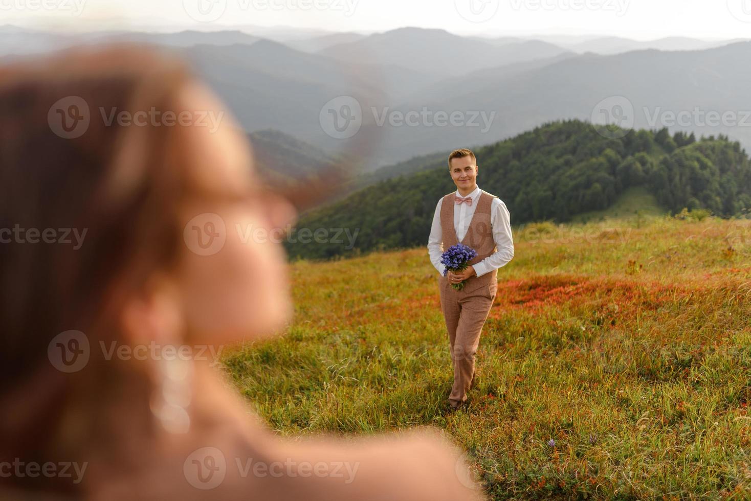 sposa e sposo. servizio fotografico in montagna. foto