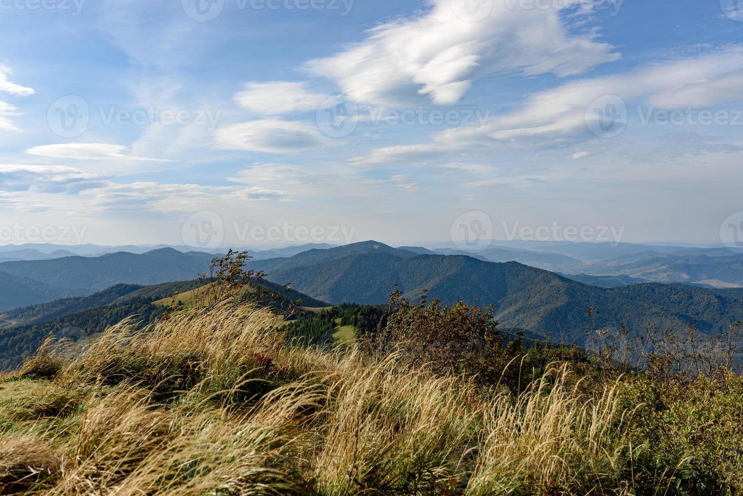 paesaggio di montagna con cielo blu foto