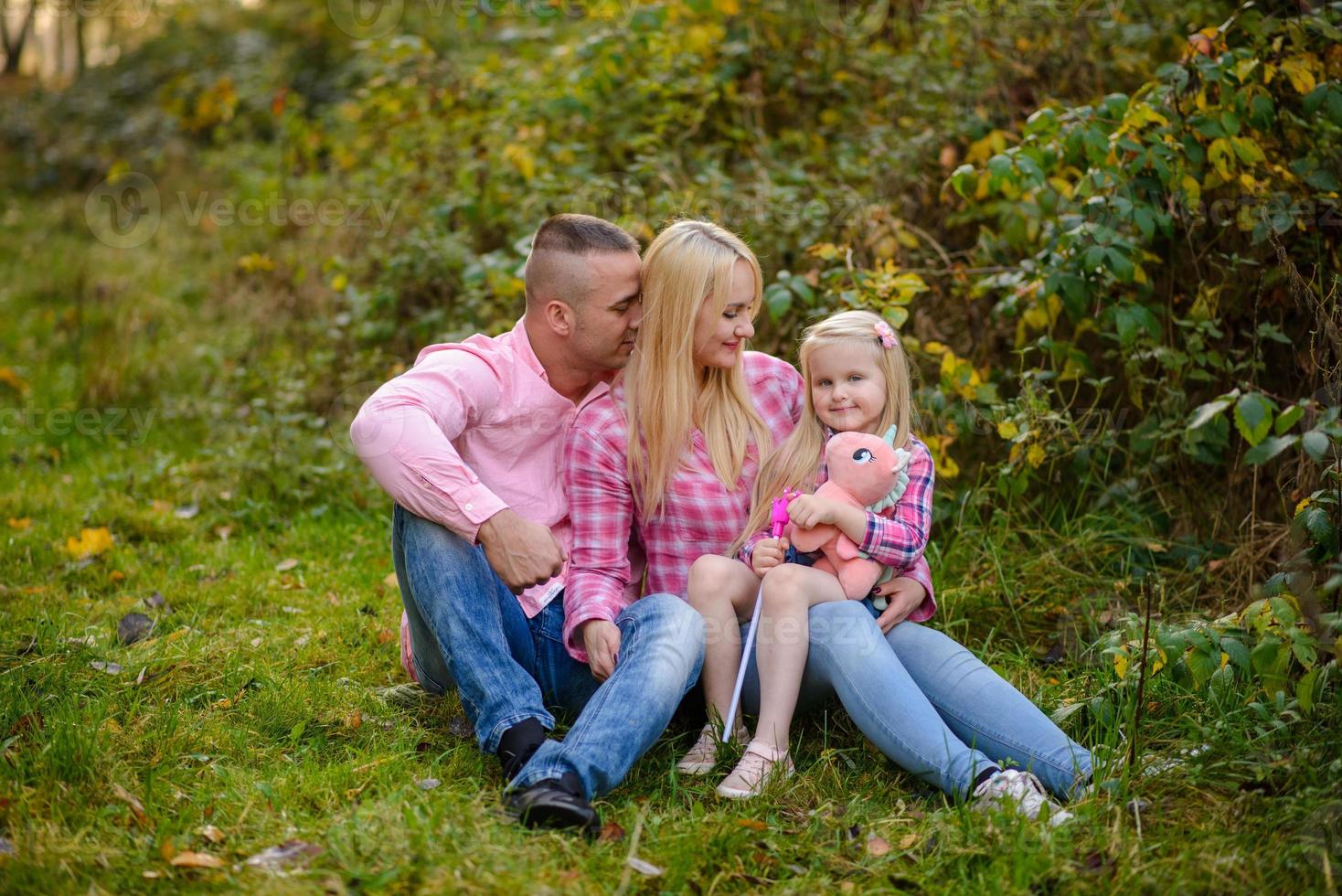 padre, figlia e madre che camminano all'aperto. famiglia felice. foto