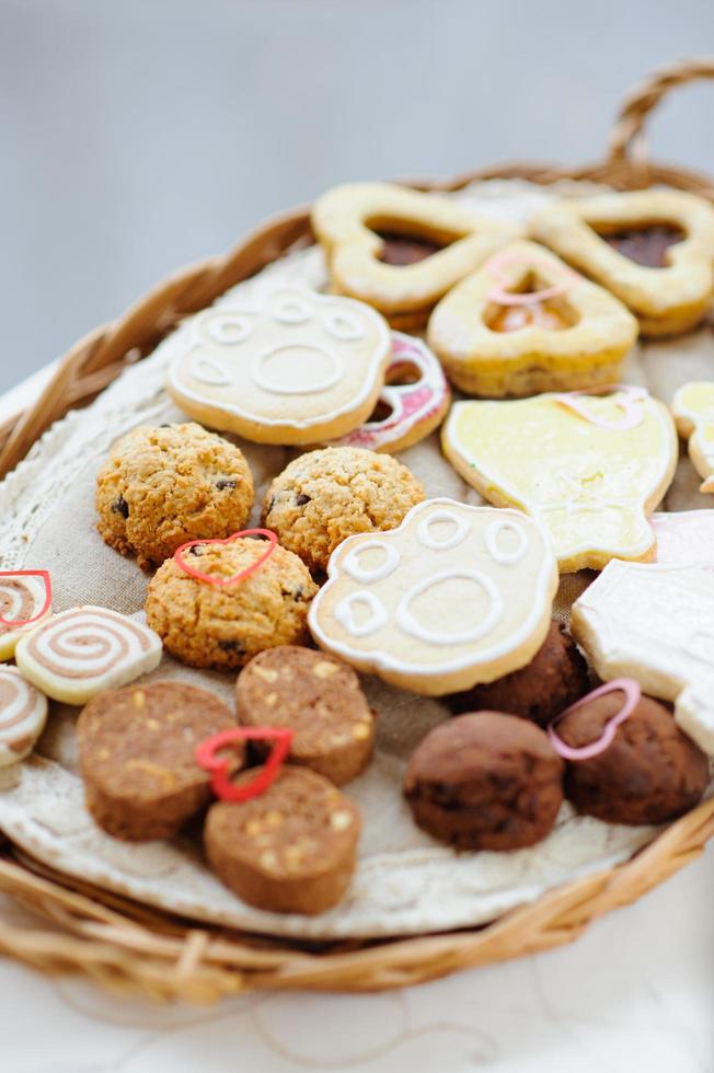 cestino di biscotti sul tavolo foto