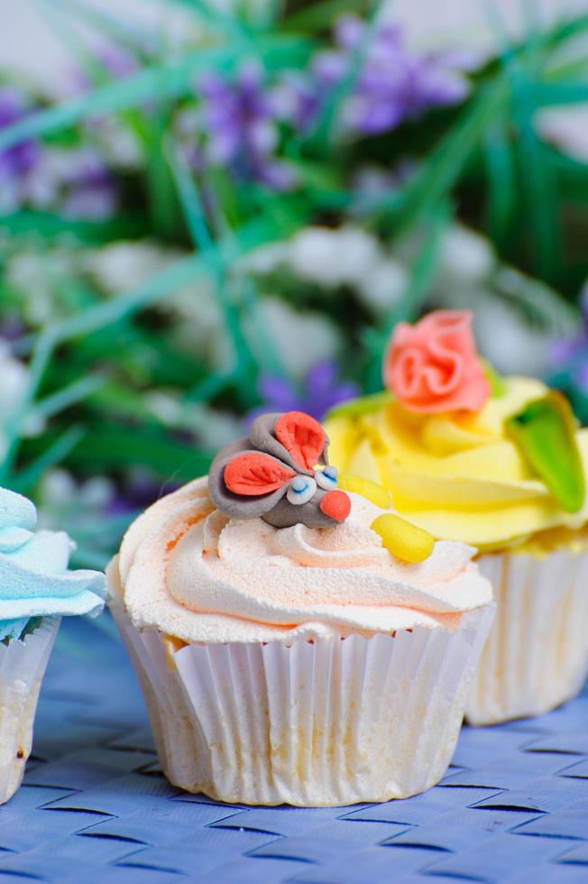 molti cupcake si trovano con le decorazioni sulla testa foto