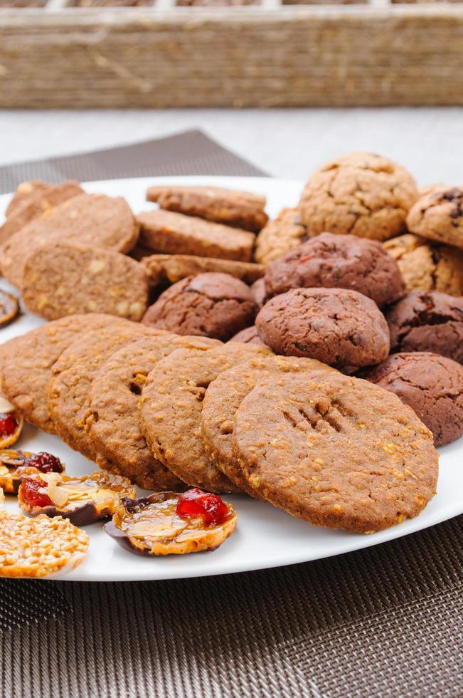 molti tipi diversi di biscotti giacciono su un piatto foto