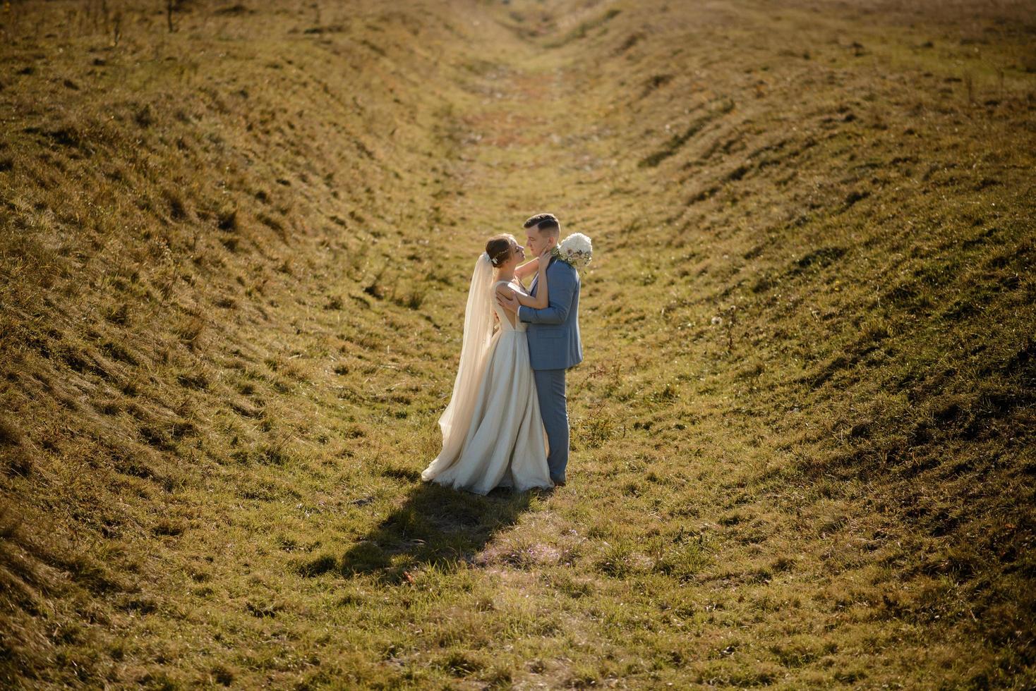 gli sposi si guardano negli occhi. servizio fotografico di matrimonio autunnale. pra è in un profondo burrone. foto