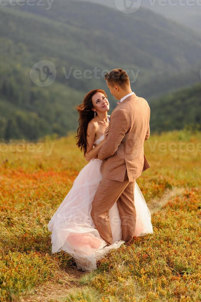 sposa e sposo. servizio fotografico in montagna. foto