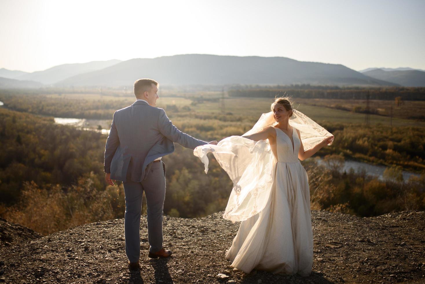 servizio fotografico di matrimonio degli sposi in montagna. servizio fotografico al tramonto. foto