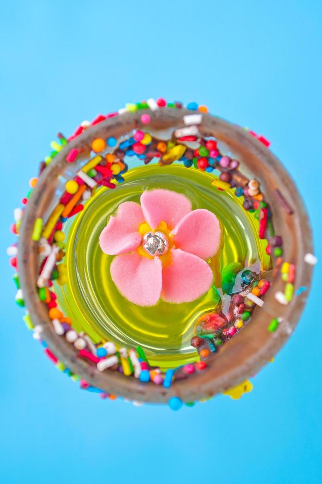 fiori di zucchero in un bicchiere con una gelatina gialla foto