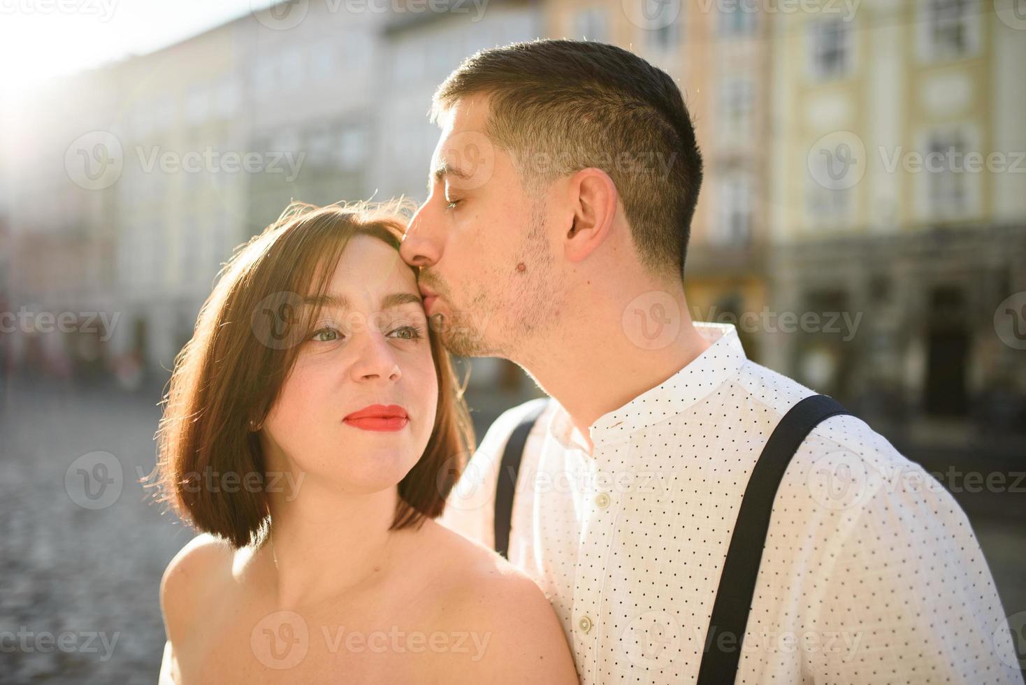 bella coppia alla moda ad un appuntamento per le strade della città vecchia. foto