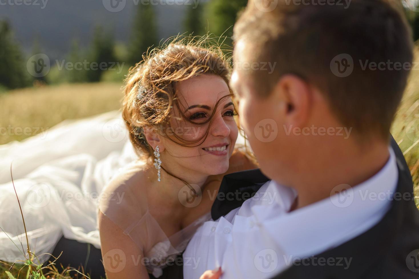 fotografia di matrimonio in montagna. gli sposi si abbracciano forte. foto