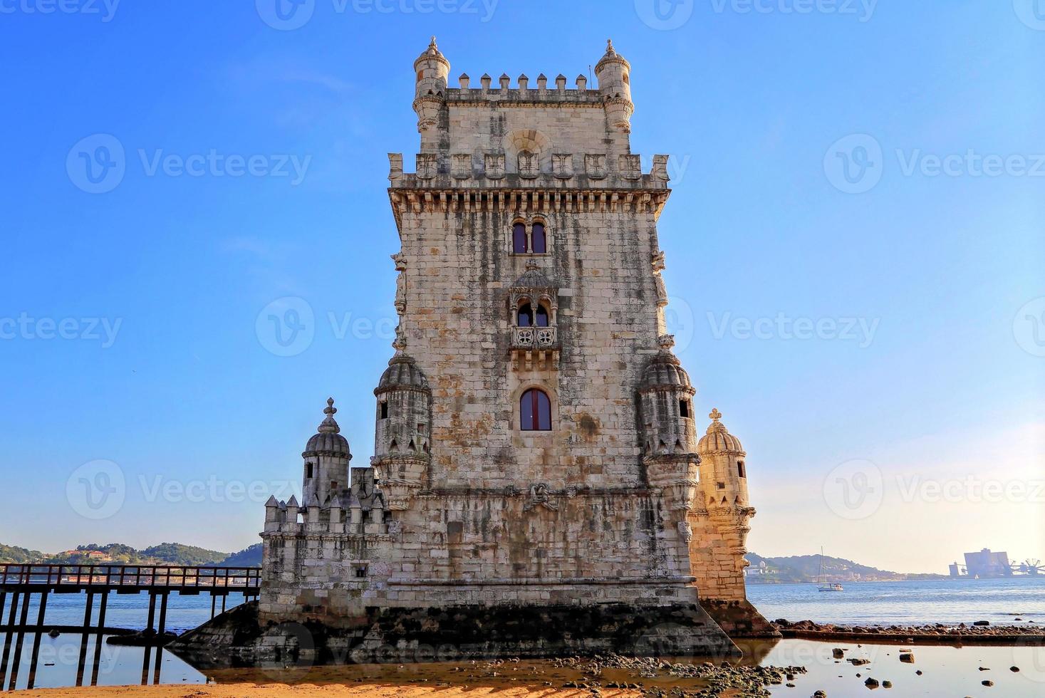 lisbona, portogallo, torre di belem sul fiume tago foto