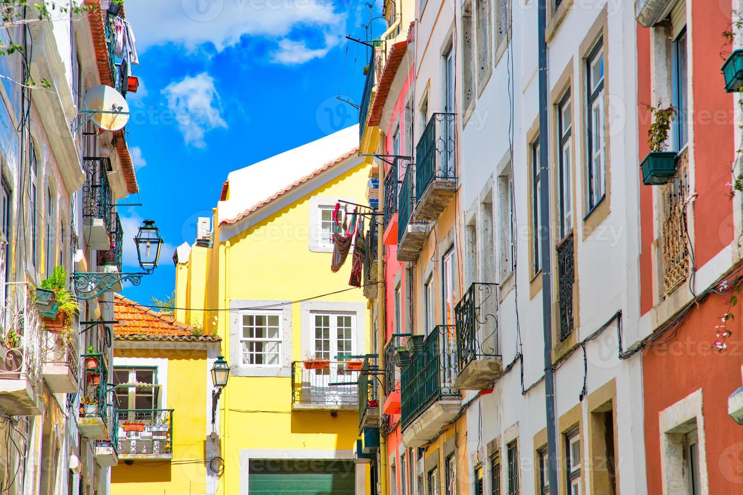 portogallo, strade colorate di lisbona foto