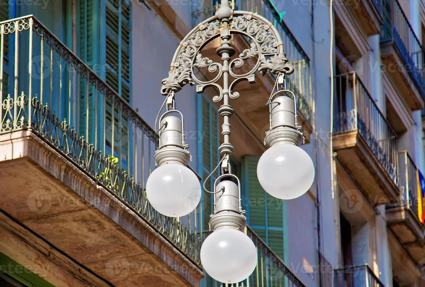 architettura spagnola, belle strade di Barcellona nel centro storico di las ramblas foto