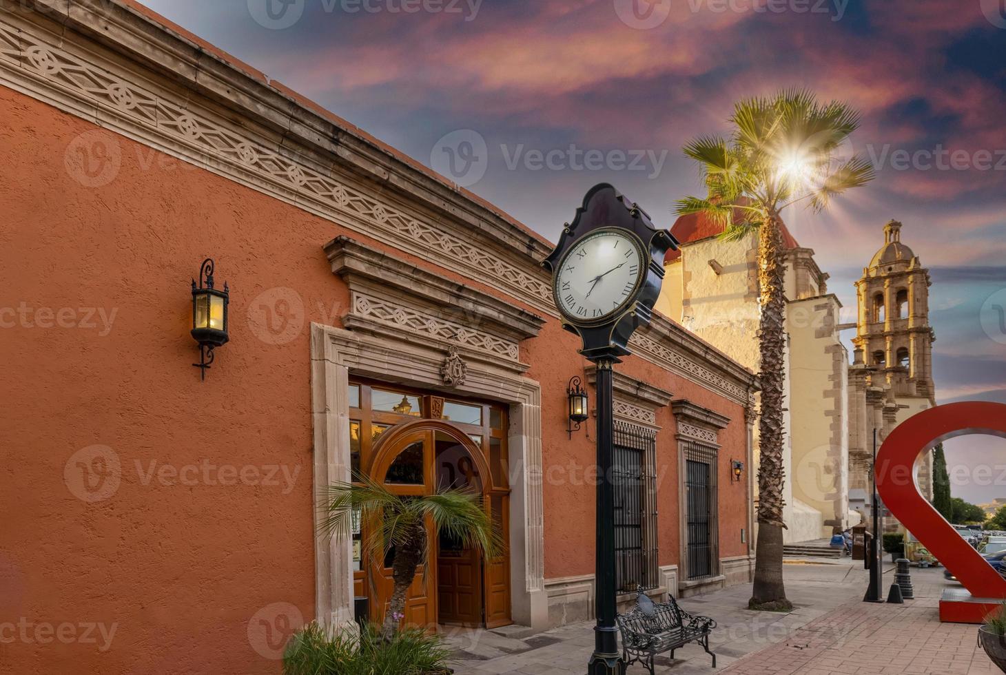 messico, strade di durango vicino al centro storico e cattedrale di durango foto