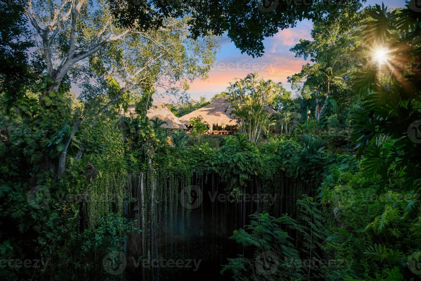 messico, ik kil cenote vicino a merida yucatan peninsula nel parco archeologico vicino a chichen itza foto