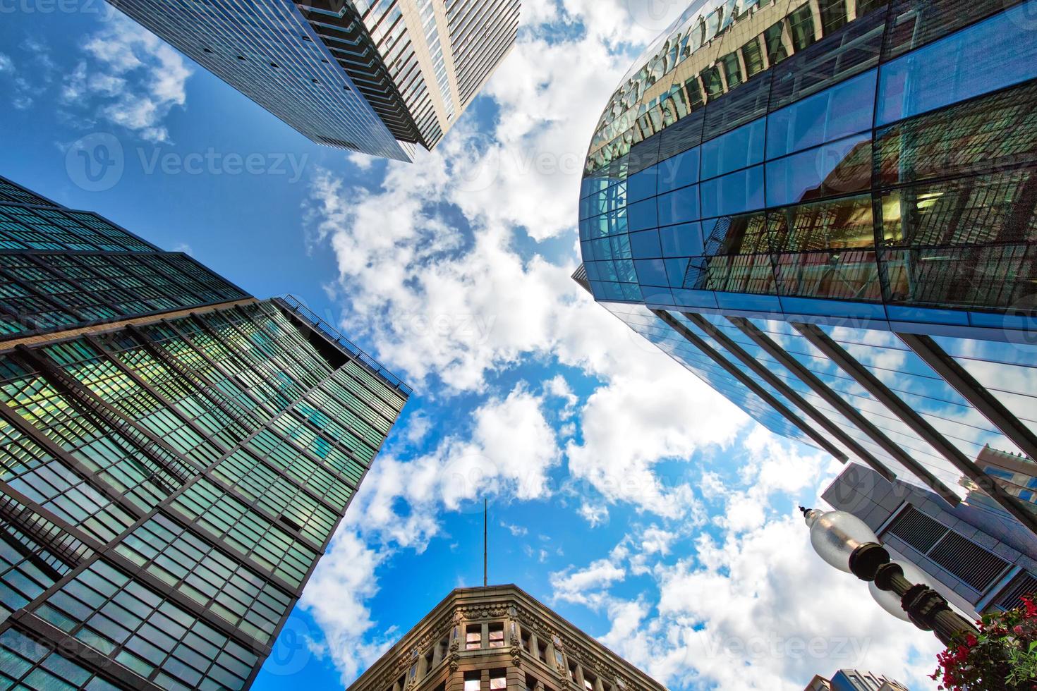 quartiere finanziario del centro di Boston e skyline della città in una luminosa giornata di sole foto