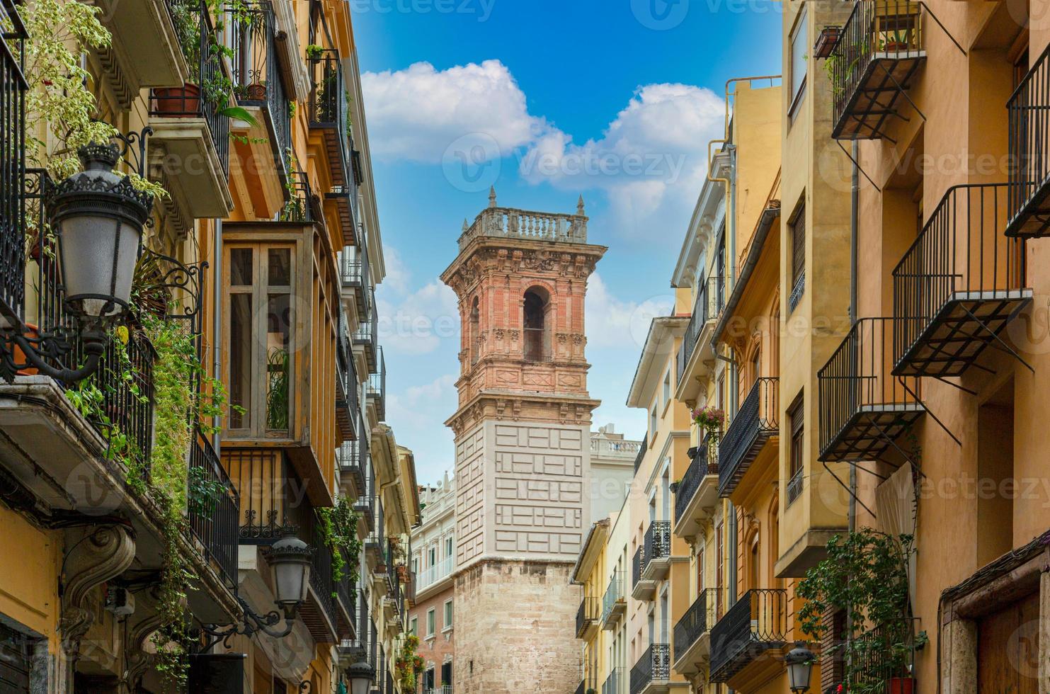 spagna, colorate strade di valencia nel centro storico della città foto