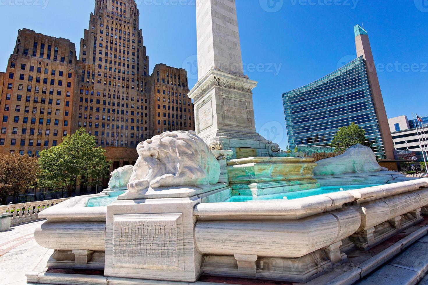 municipio di bufalo e leone di marmo del monumento mckinley nel centro della città foto