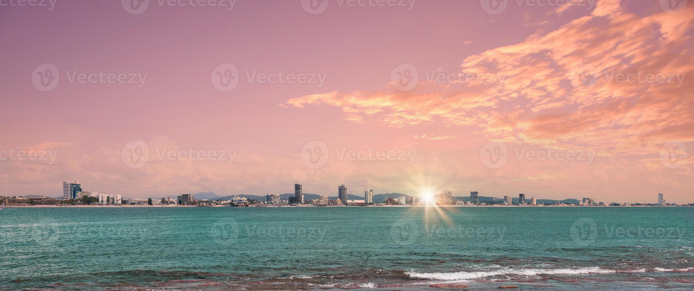 messico, skyline panoramico di condomini mazatlan, hotel e malecon dall'isola dei cervi, isla de venados foto