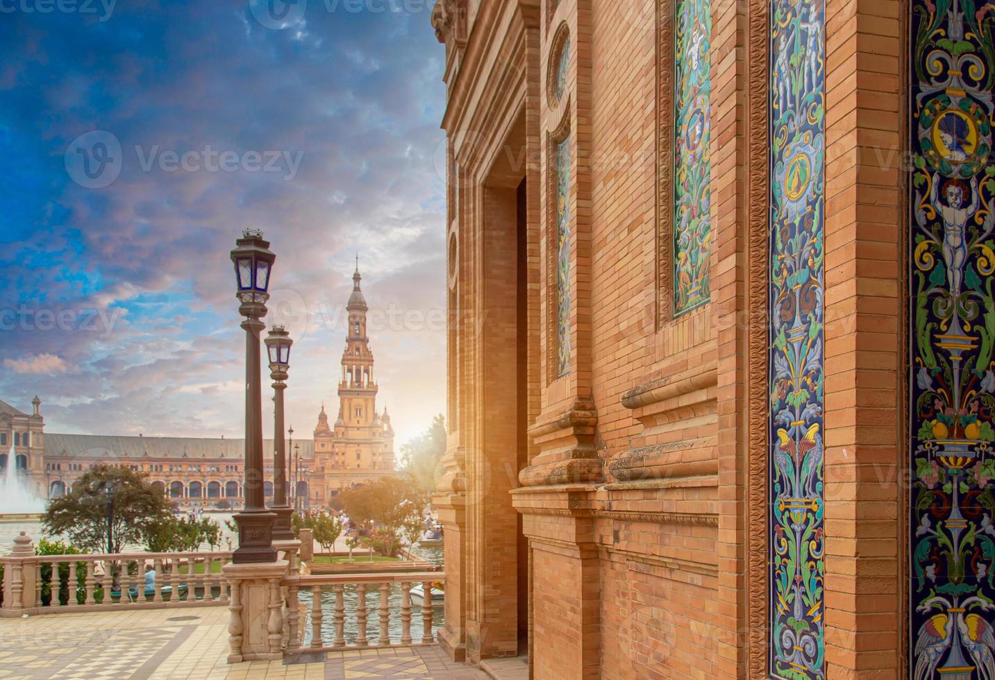 un punto di riferimento attrazione plaza de espana, una piazza nel parque de maria luisa nel centro storico di siviglia foto