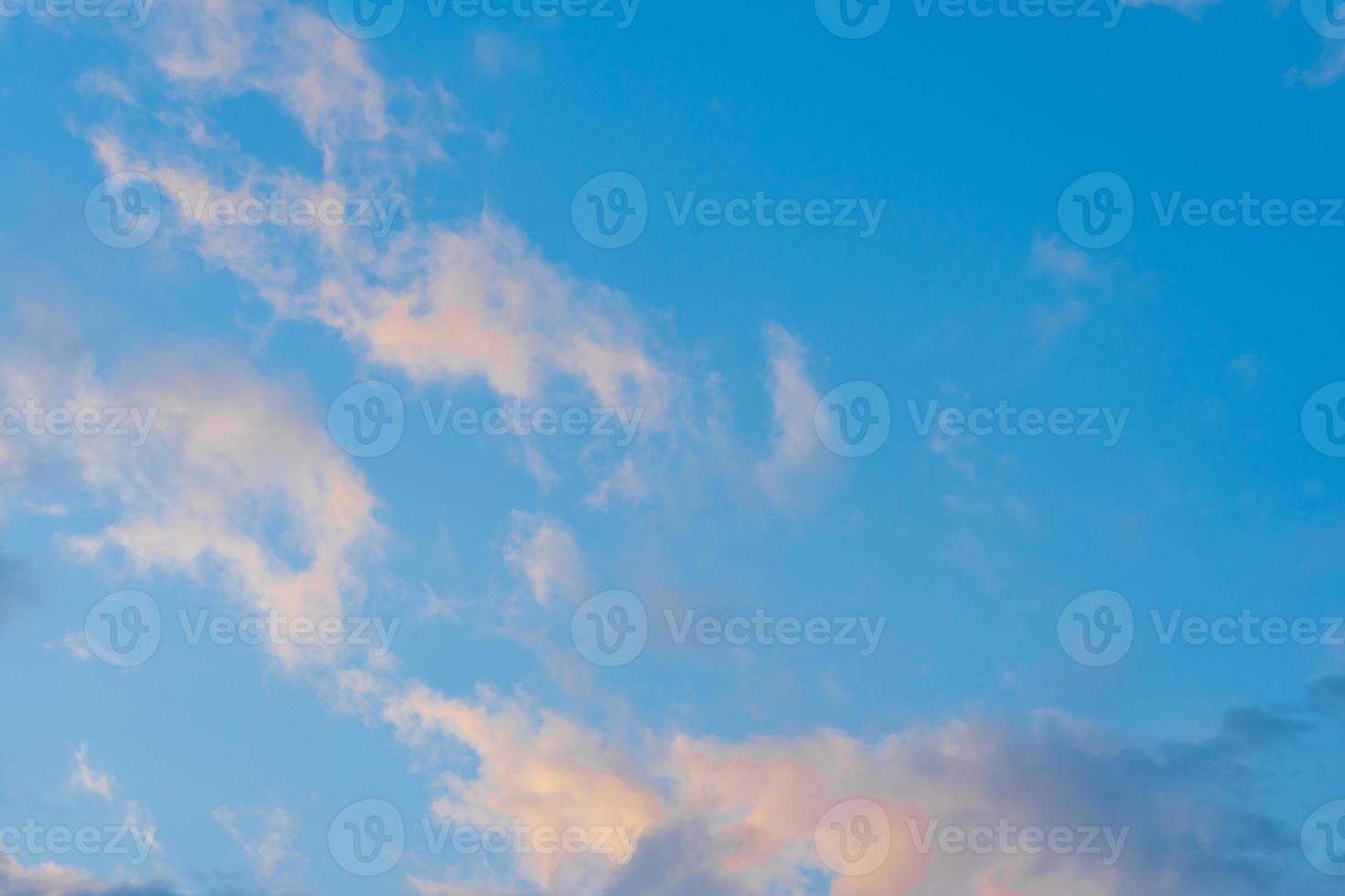 cielo serale con nuvole colorate al tramonto foto