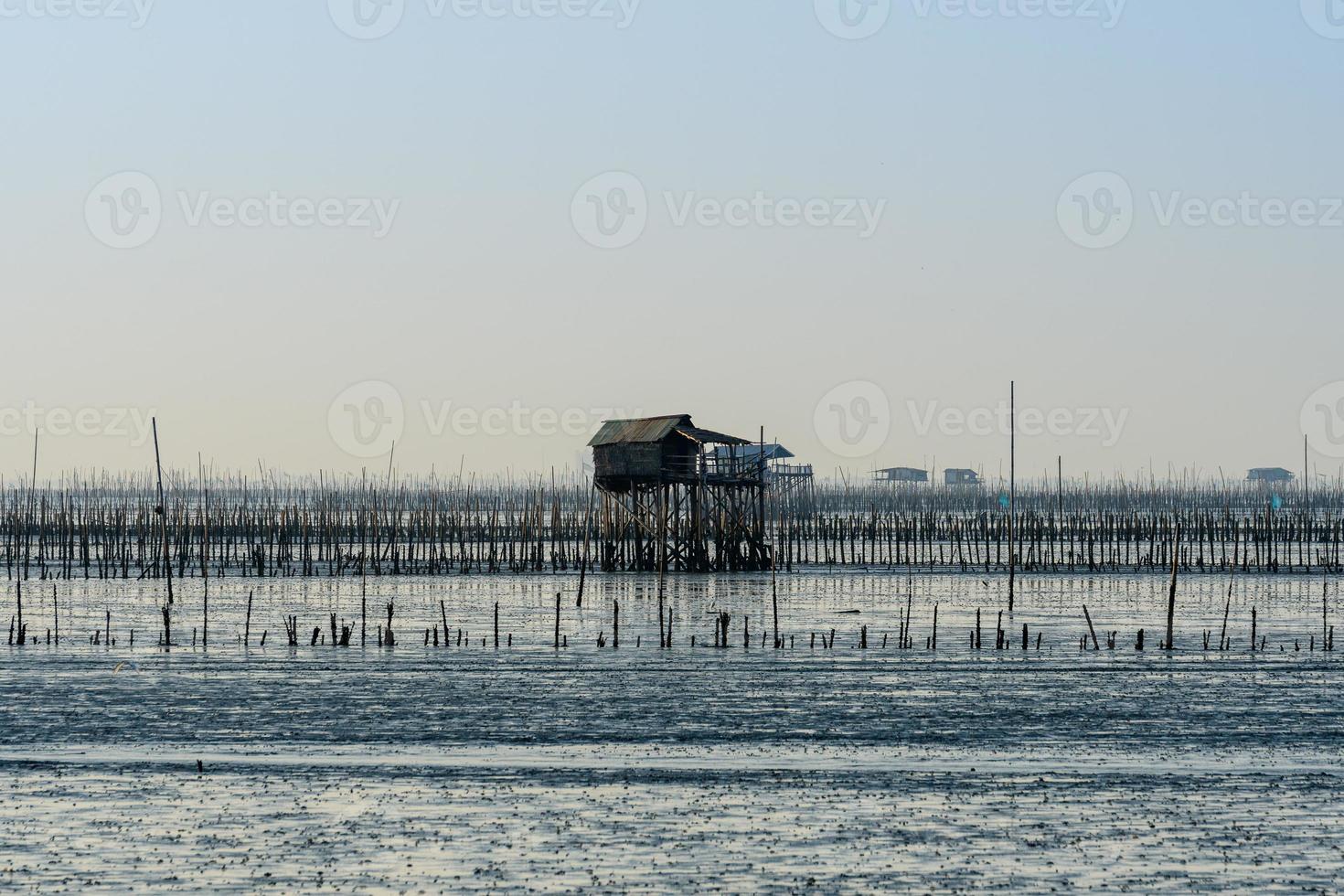 capanna del pescatore in mezzo al mare foto