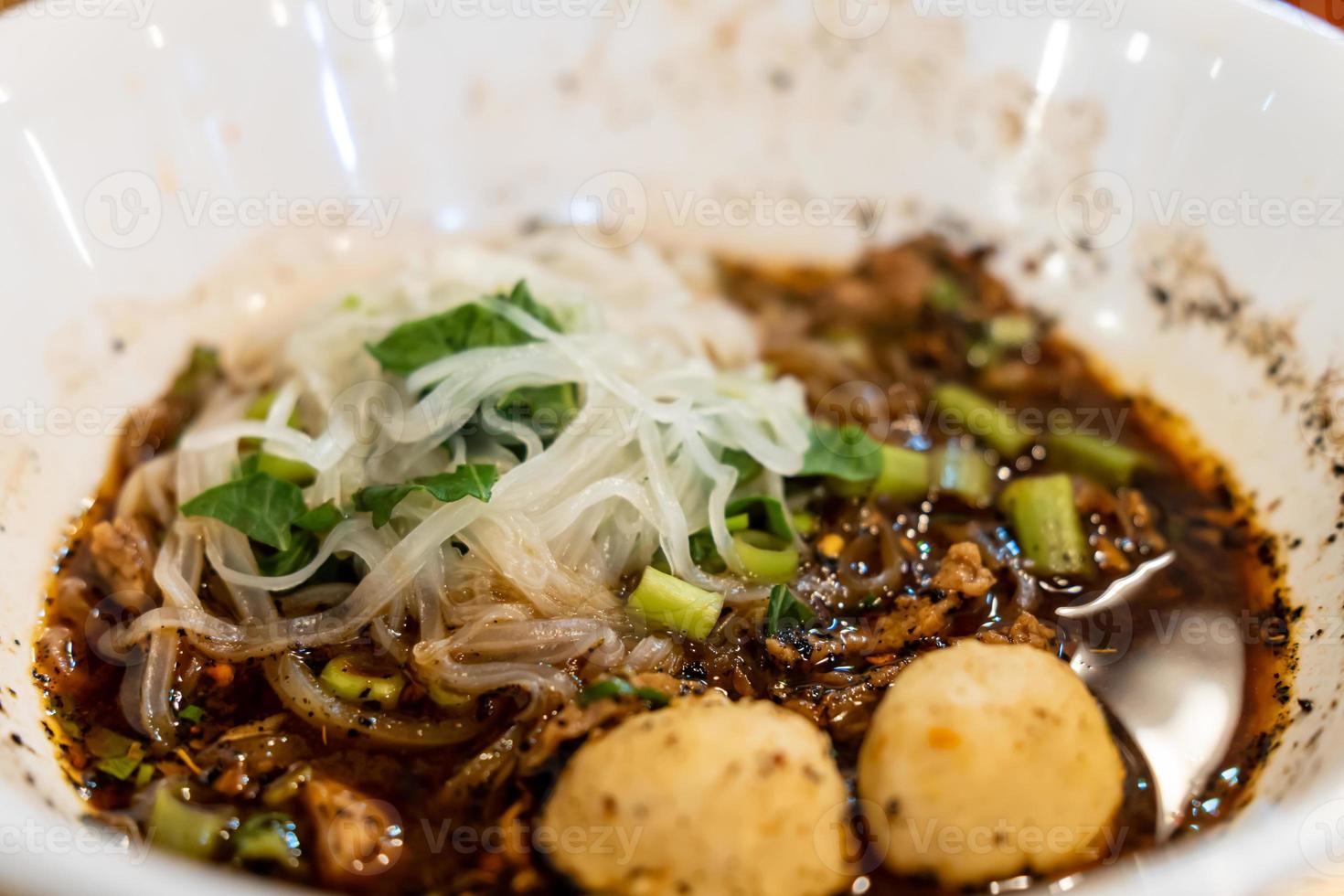 zuppa di noodle e riso in stile tailandese, stile di spaghetti alla cultura della barca foto