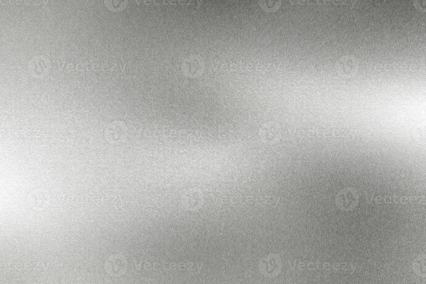 luce che brilla sulla parete di metallo argentato d'onda, sfondo a trama astratta foto