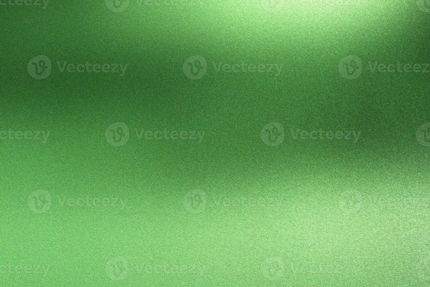sfondo texture astratta, luce che risplende sulla parete di metallo verde grezzo foto