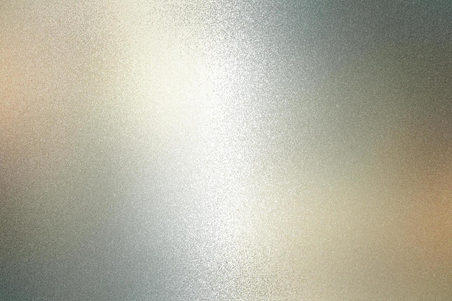 trama di riflessione sulla parete metallica grigia ruvida, sfondo astratto foto