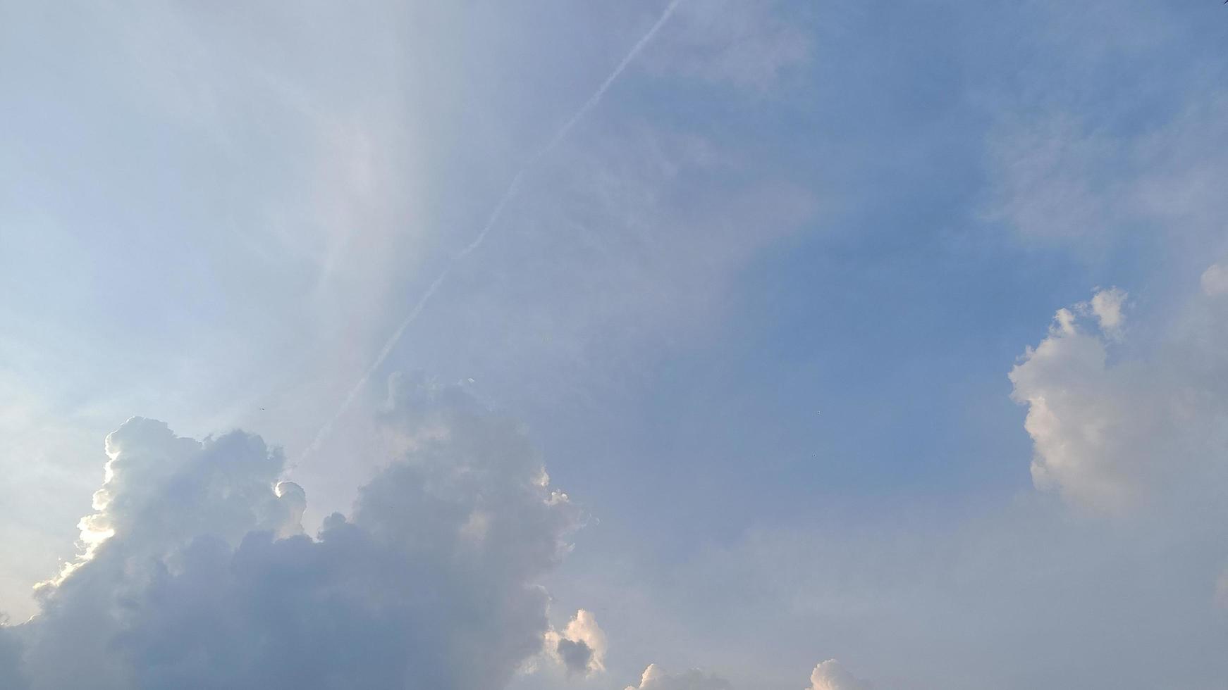 bel cielo azzurro nuvoloso in una giornata calda foto