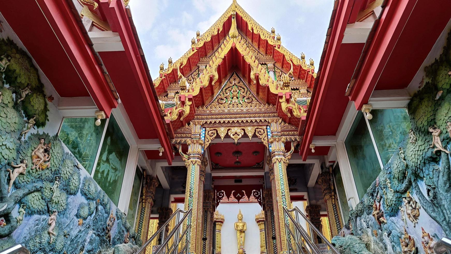 wat bua khwan è uno dei templi più famosi di nonthaburi foto