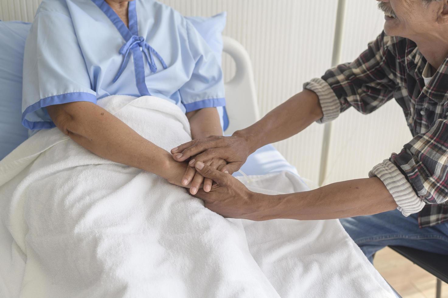 uomo anziano in visita donna paziente anziana in ospedale, assistenza sanitaria e concetto medico foto