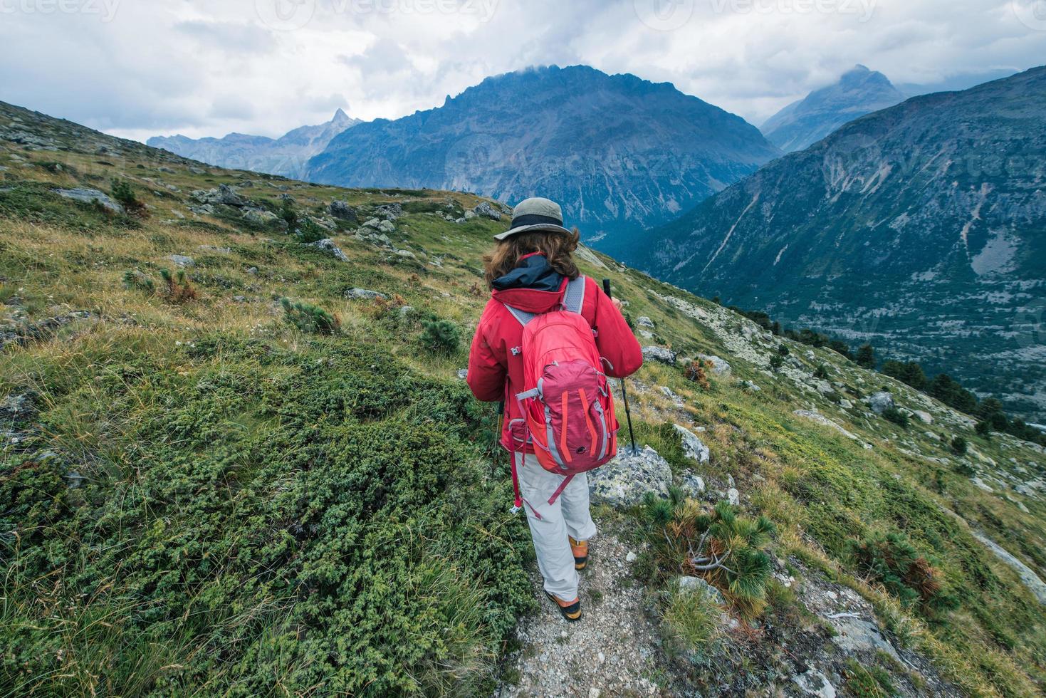 donna matura durante un'escursione in montagna foto