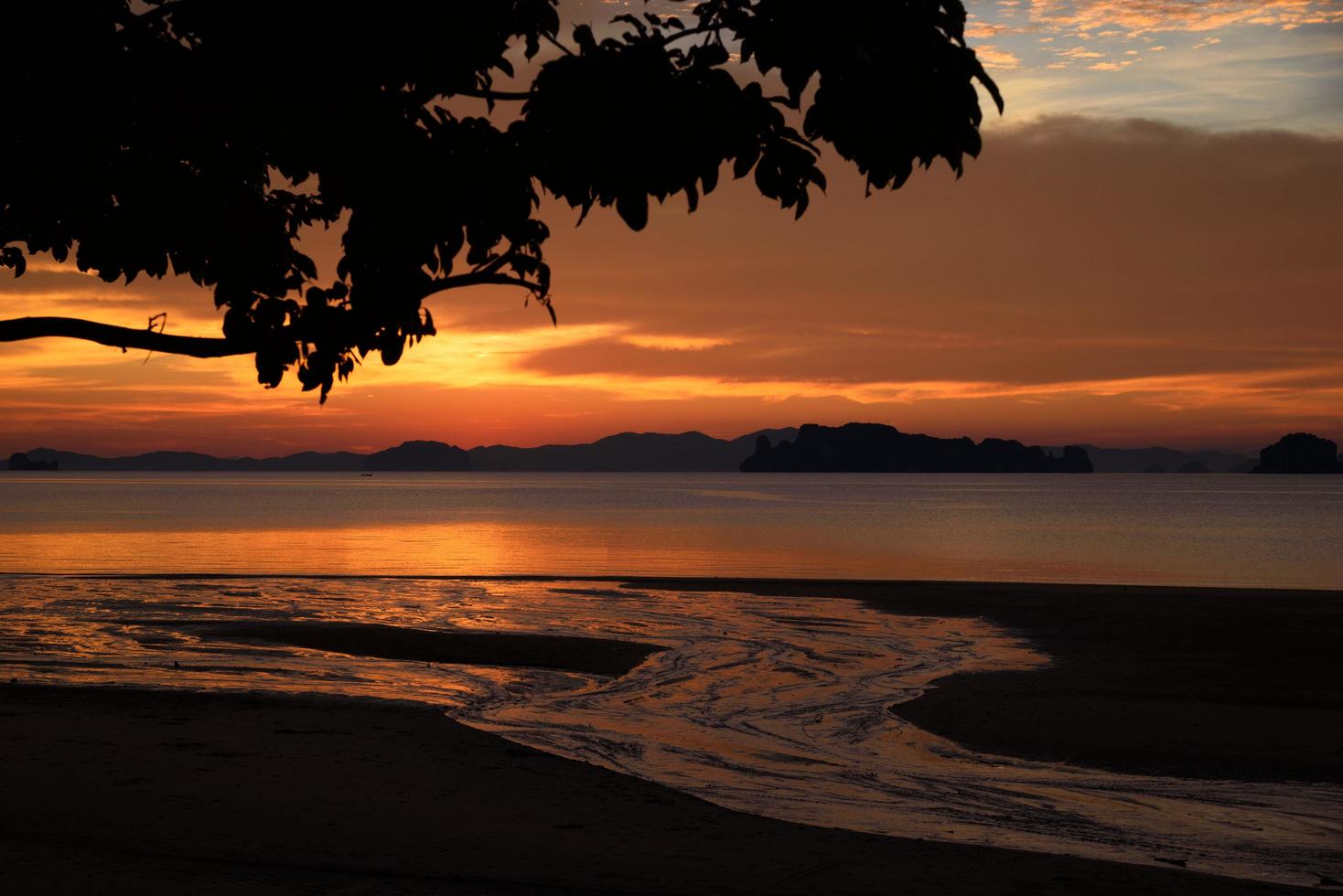 scena del tramonto sulla spiaggia di Tupkaek foto