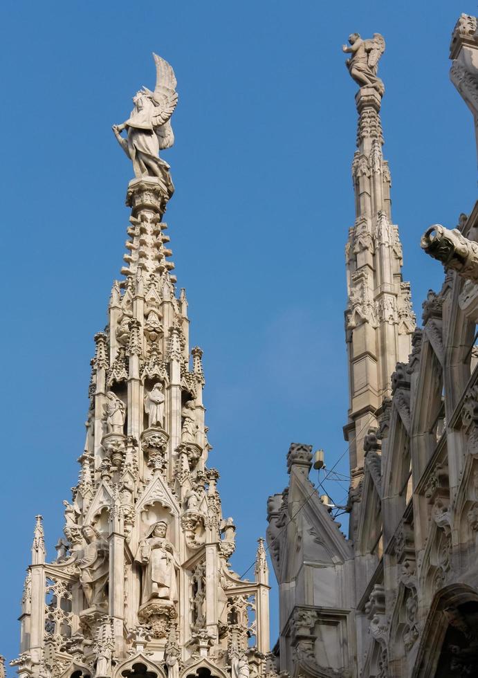 milano, italia, europa, 2008. dettaglio dello skyline del duomo foto